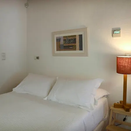 The Patrick & Joan Leigh Fermor House * 卡德哈米利